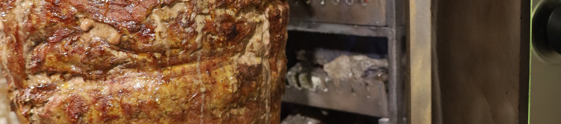 Nahaufnahme des gegrillten Steakfleischs aus der Hochrippe am Spieß