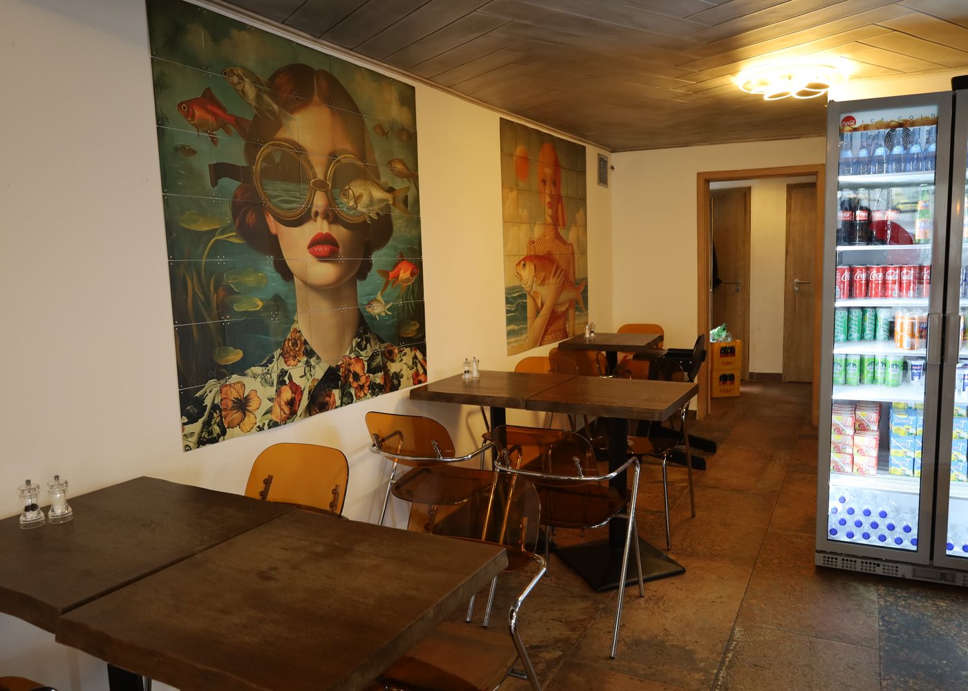 Sitzbereich im Atelier Döner mit Kunst an der Wand