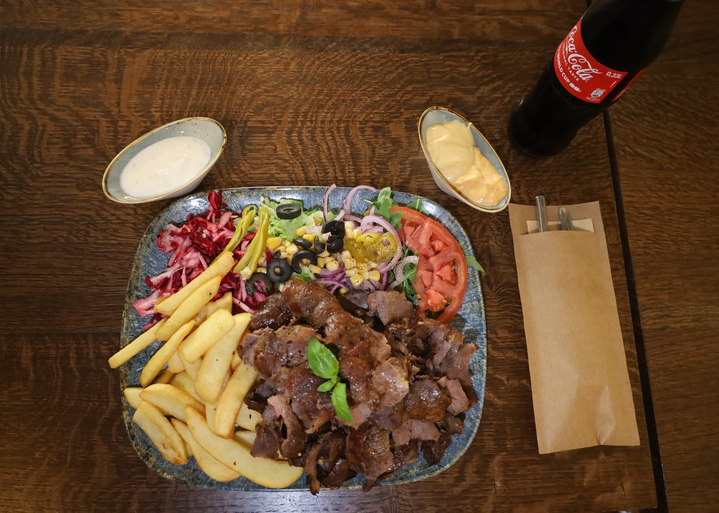 Dönerteller mit Pommes, Salat und zwei Soßen, frisch serviert